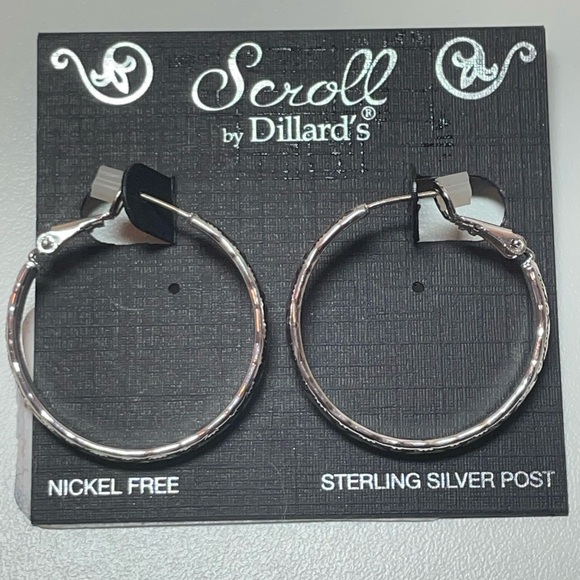 🆕 Scroll by Dillard’s Etched Design Silver-tone Hoop Lever-Back Earrings - Picture 2 of 11
